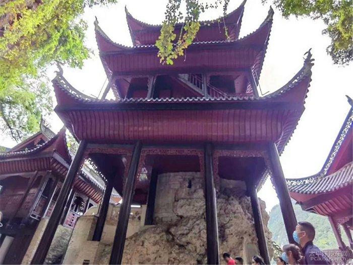 逃离荒废的戏院